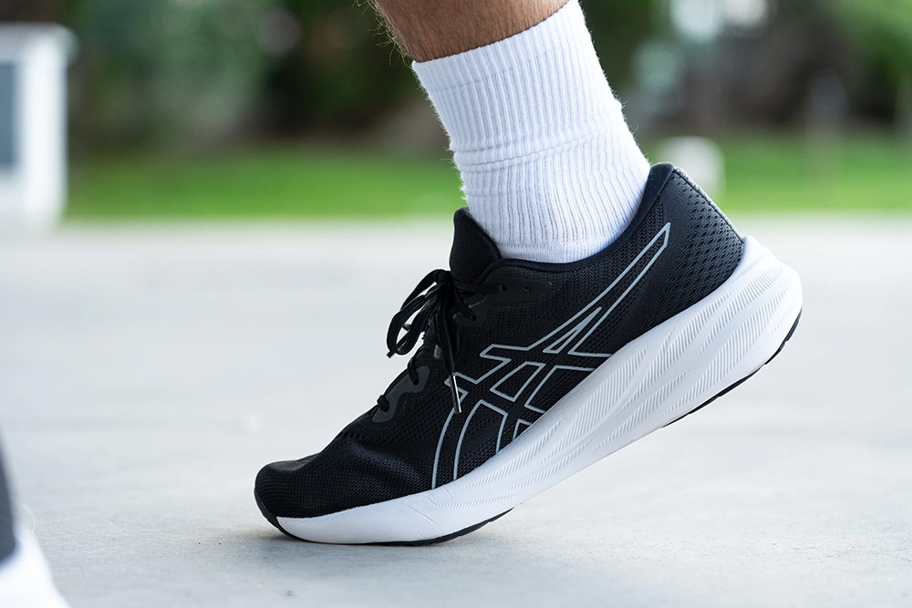 Купити взуття Asics